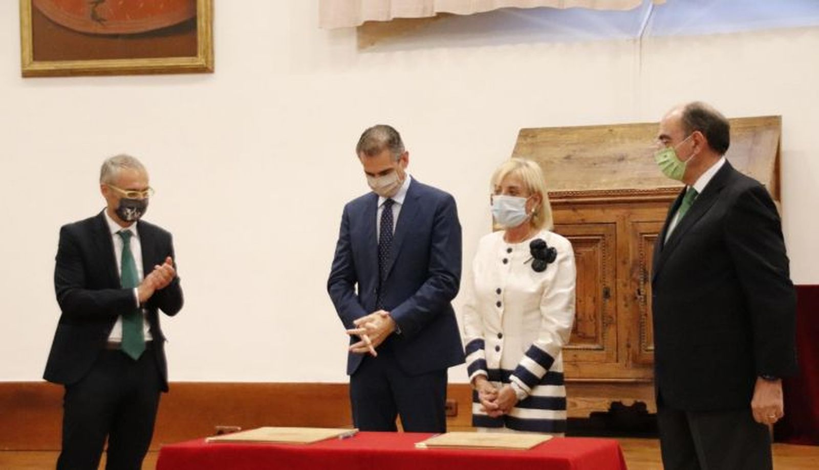 Momento del acto de la firma de la cesión de los documentos de la ahdesión de España a la CEE 