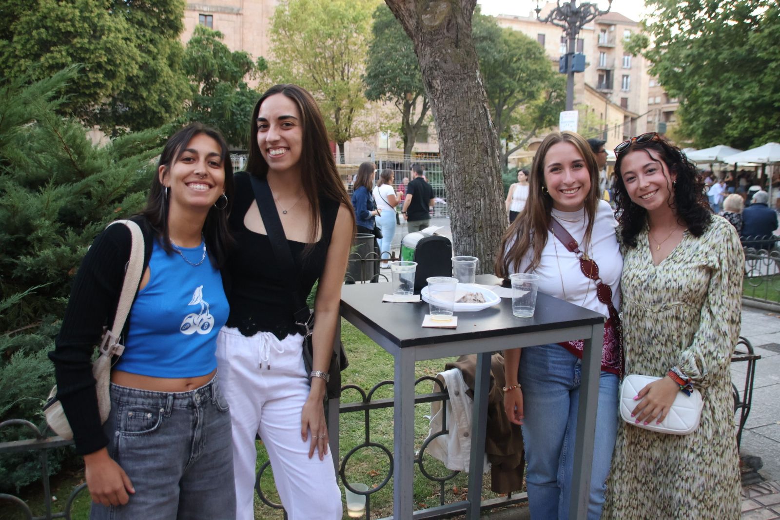 Ambiente de las casetas el  jueves por la tarde noche