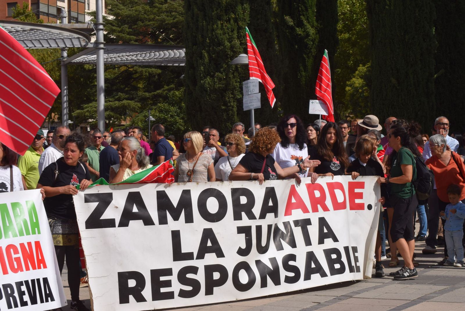 Concentración para reclamar "respeto y justicia" para Zamora tras los incendios