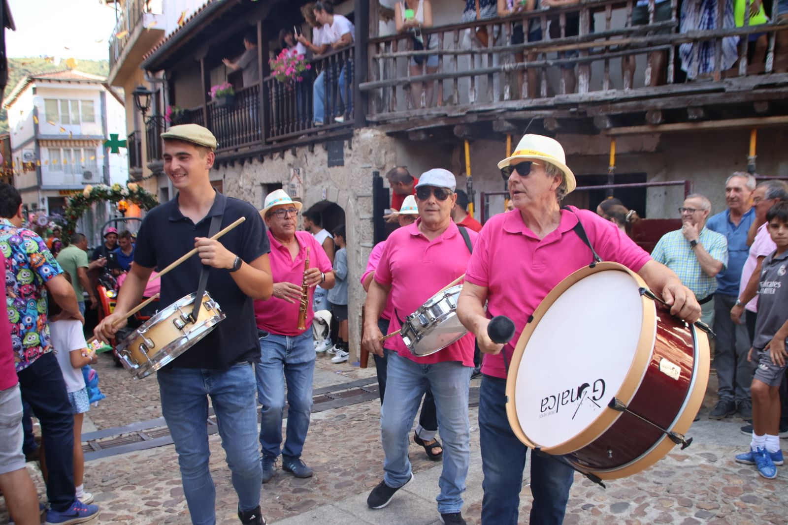 San Esteban de la Sierra, desfile de carrozas y disfraces