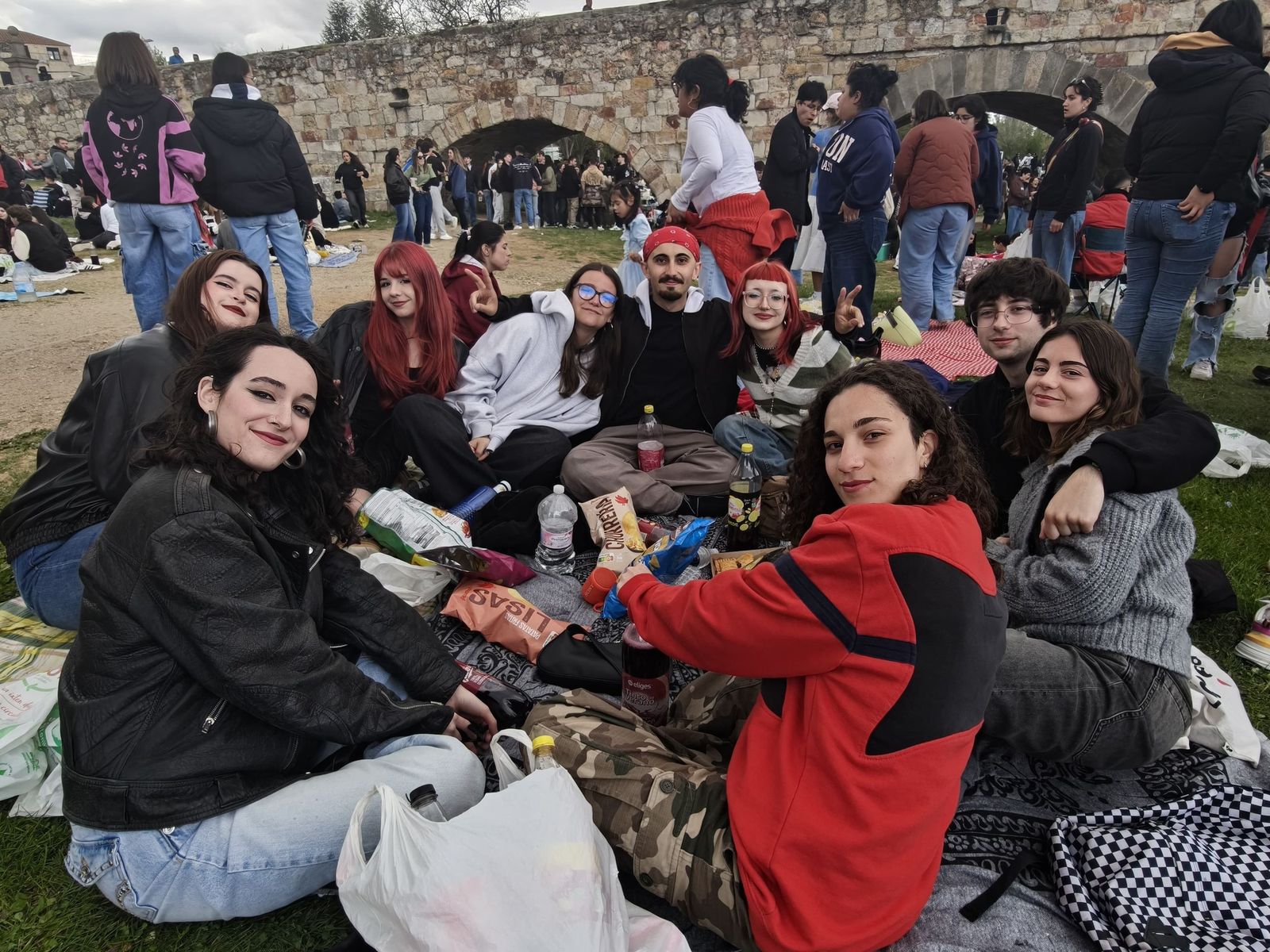 Un multitudinario Lunes de Aguas en Salamanca llena la ribera del Tormes