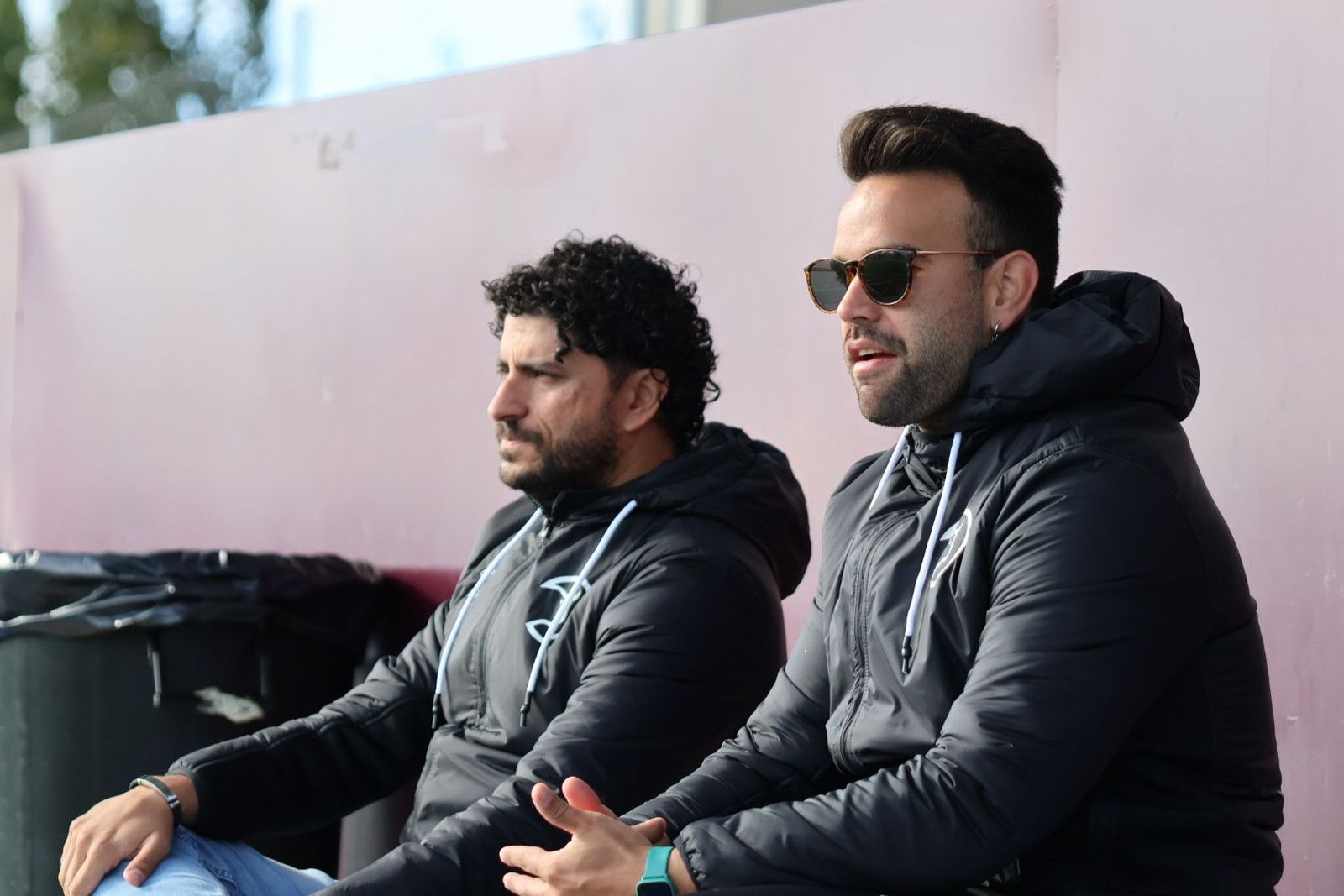 Rubén Andrés y Antonio Paz observan un entrenamiento de Unionistas | FOTO ANDREA MATEOS