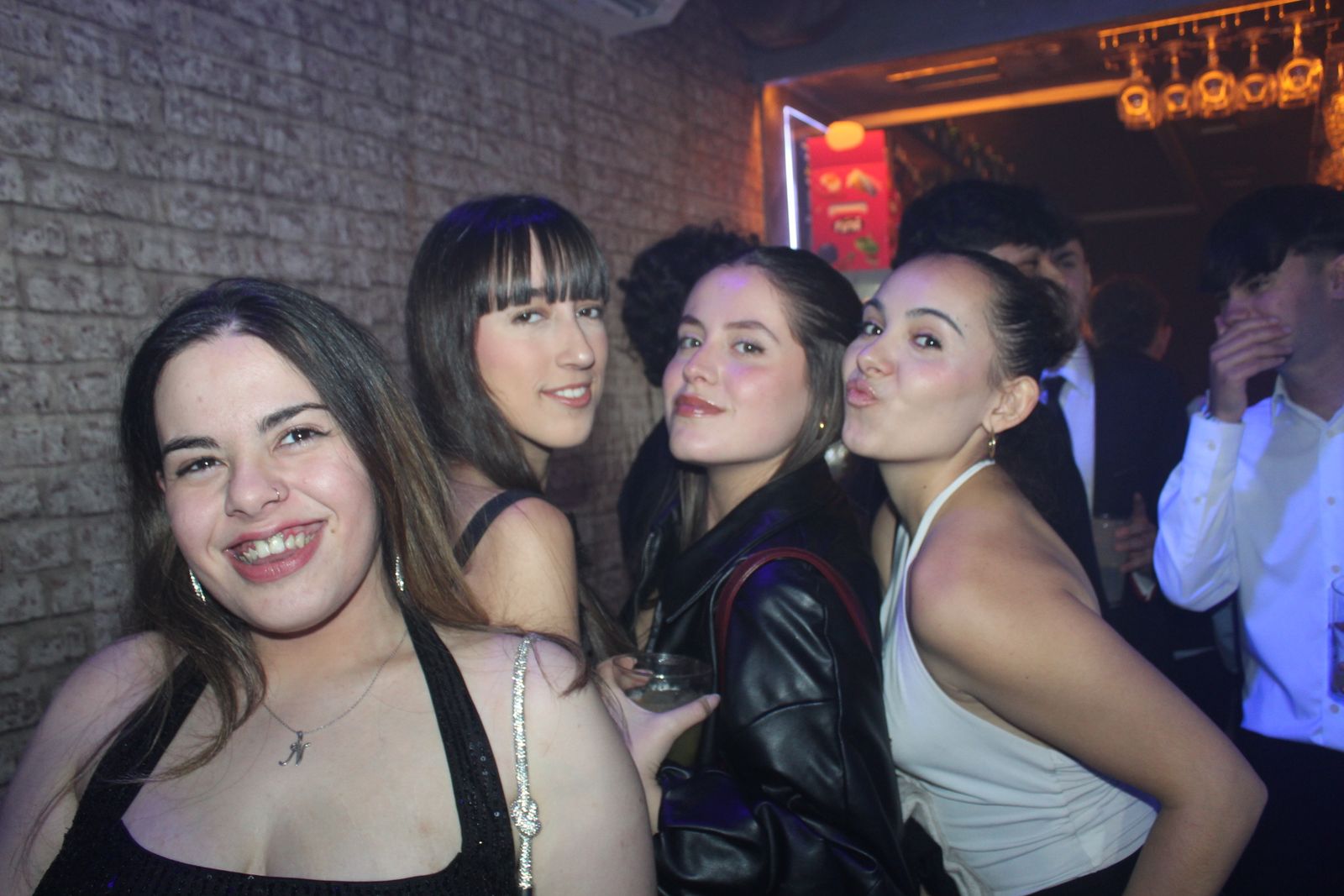 El Fin de Año Universitario continua por los bares de la capital del Tormes tras las doce campanadas