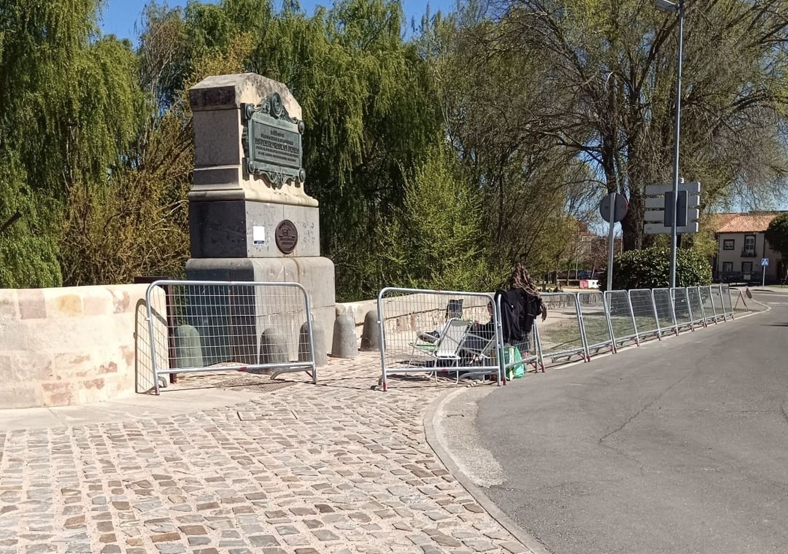 Personas guardando sitio a la salida del Puente de Piedra