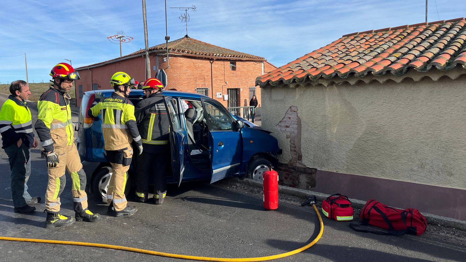 Tres heridos tras colisionar un turismo contra una vivienda en Aldeaseca de la Frontera - Miguel Navarro/ICAL