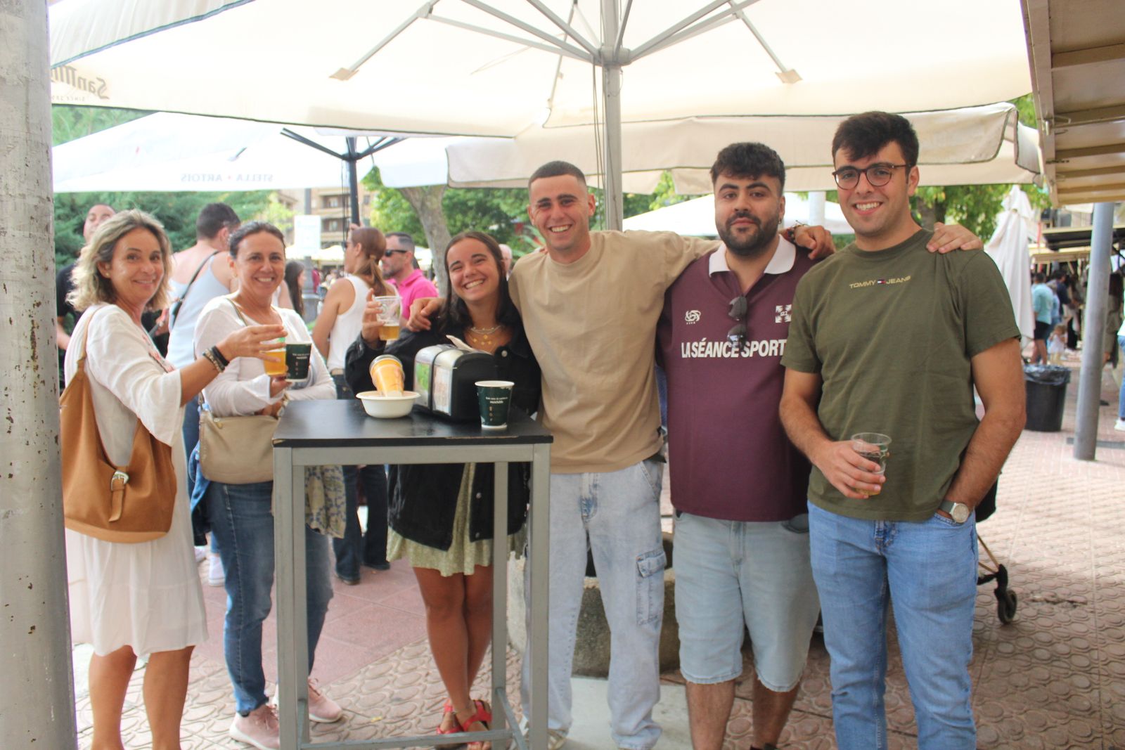 Ambiente en la Feria de Día en el mediodía de este domingo