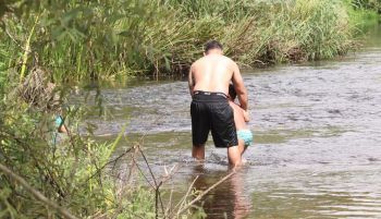 Refrescándose en el río este sábado de calor | Foto: s24h