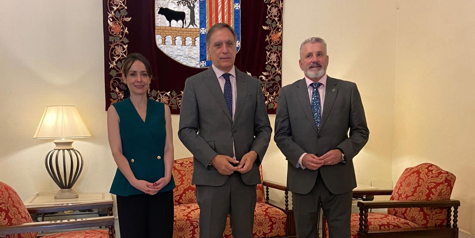 Carmen Seguín, concejala de Festejos; Carlos García Carbayo, alcalde de Salamanca; y Francisco Hernández, presidente de la Junta de Semana Santa