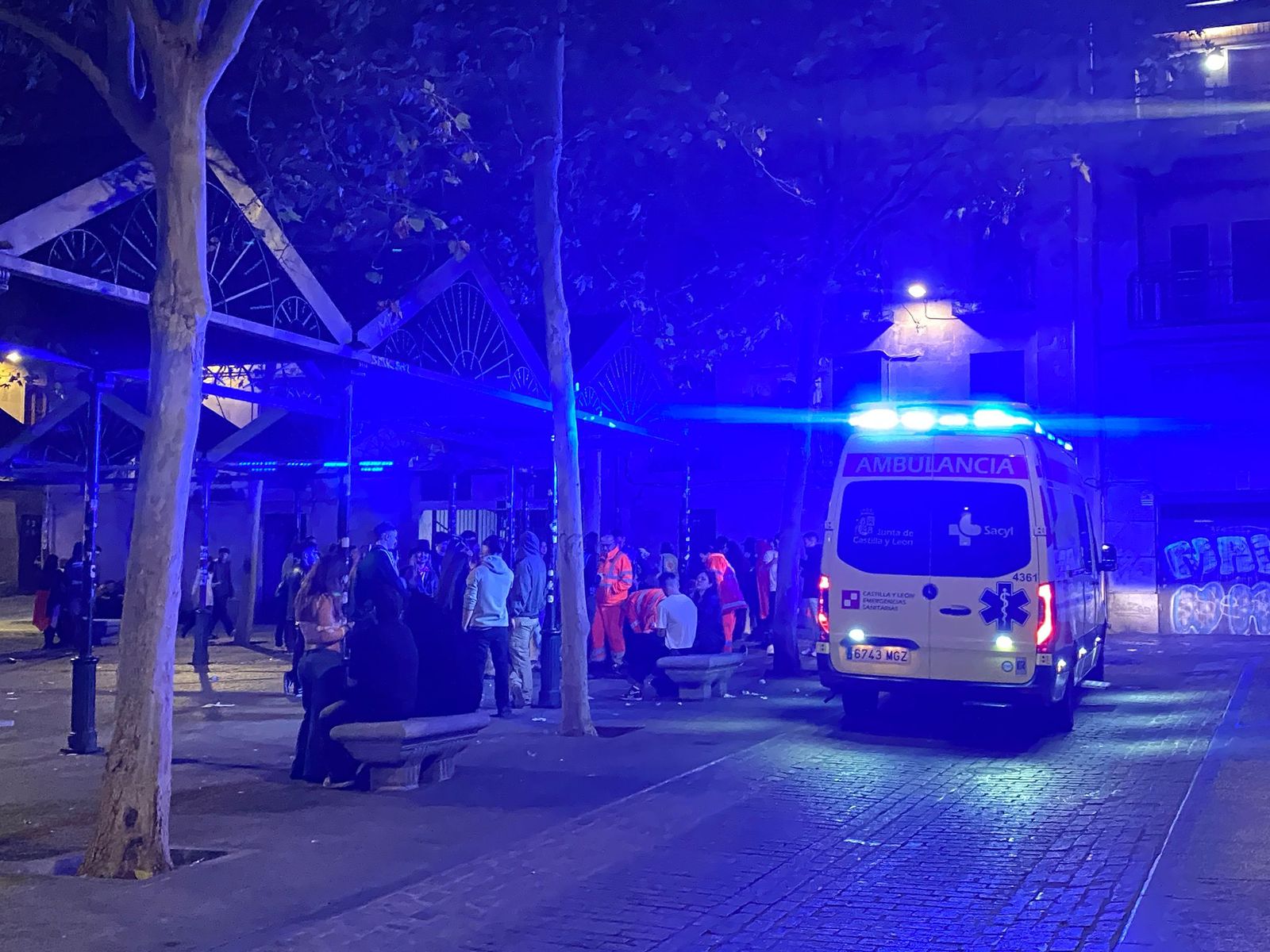 Foto de archivo ambulancia de noche