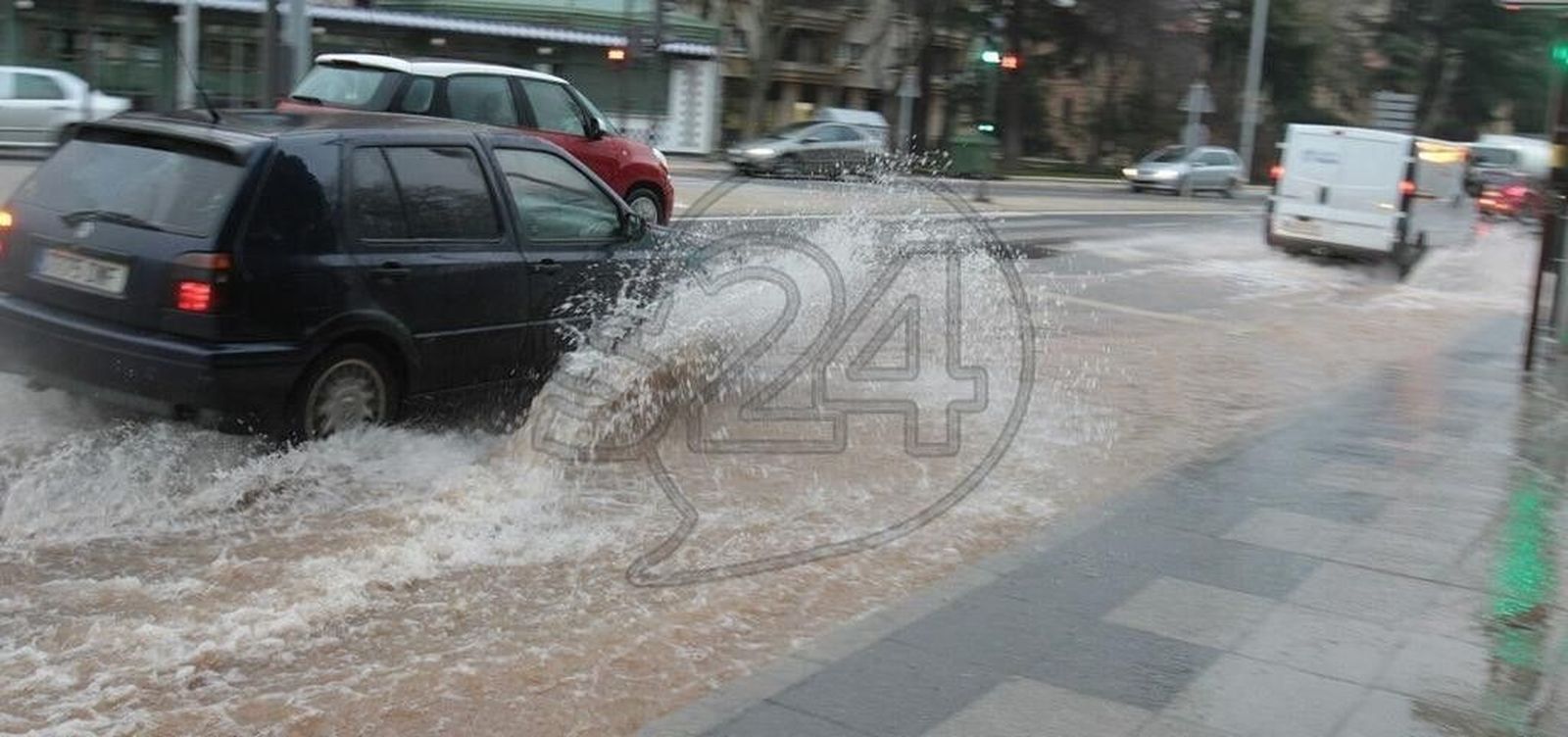 Un reventón de tuberías inunda de agua todo el paseo de Torres Villarroel
