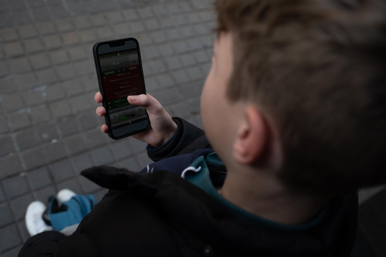 Un joven usa el teléfono móvil. David Zorrakino - Europa Press - Archivo