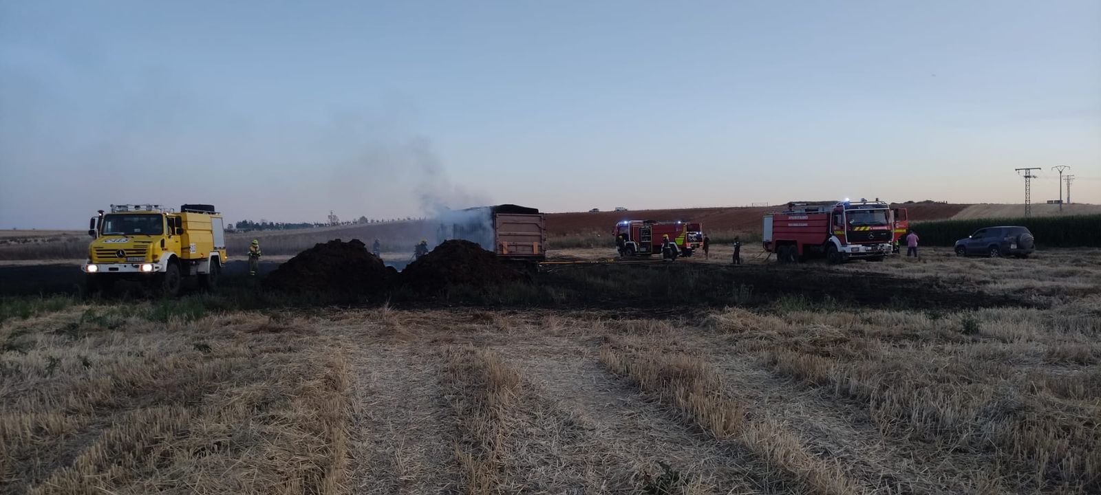 Bomberos trabajando en el lugar del incendio