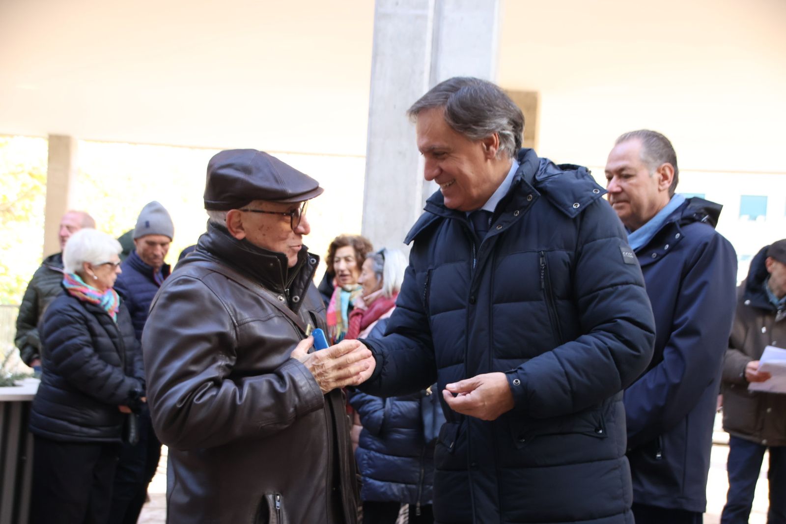 El alcalde de Salamanca, Carlos García Carbayo, entrega las llaves de la nueva promoción de viviendas protegidas en alquiler en Capuchinos