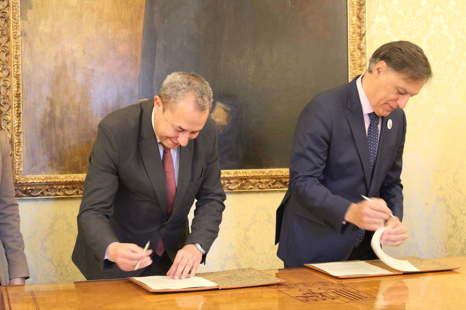 El alcalde de Salamanca y presidente de Zaldesa, Carlos García Carbayo, y el presidente del Consejo de Administración de la Autoridad del Puerto de Aveiro, Eduardo (14) el-alcalde-de-salamanca-y-presidente-de-zaldesa-carlos-garcia-carbayo-y-el-presidente-del-consejo-de-administracion-de-la-autoridad-del-puerto-de-aveiro-eduardo-14