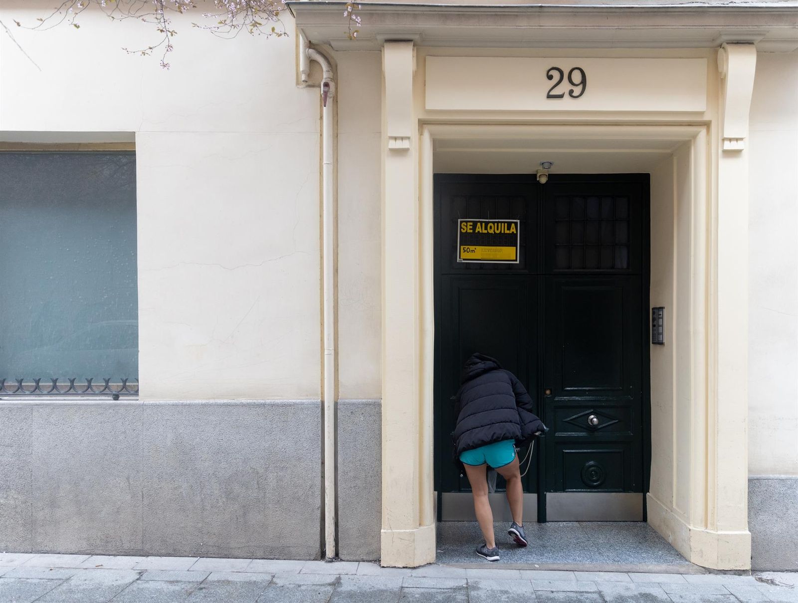Una persona pasa a un edificio donde hay un cartel de ‘Se alquila’.   Eduardo Parra   Europa Press   Archivo