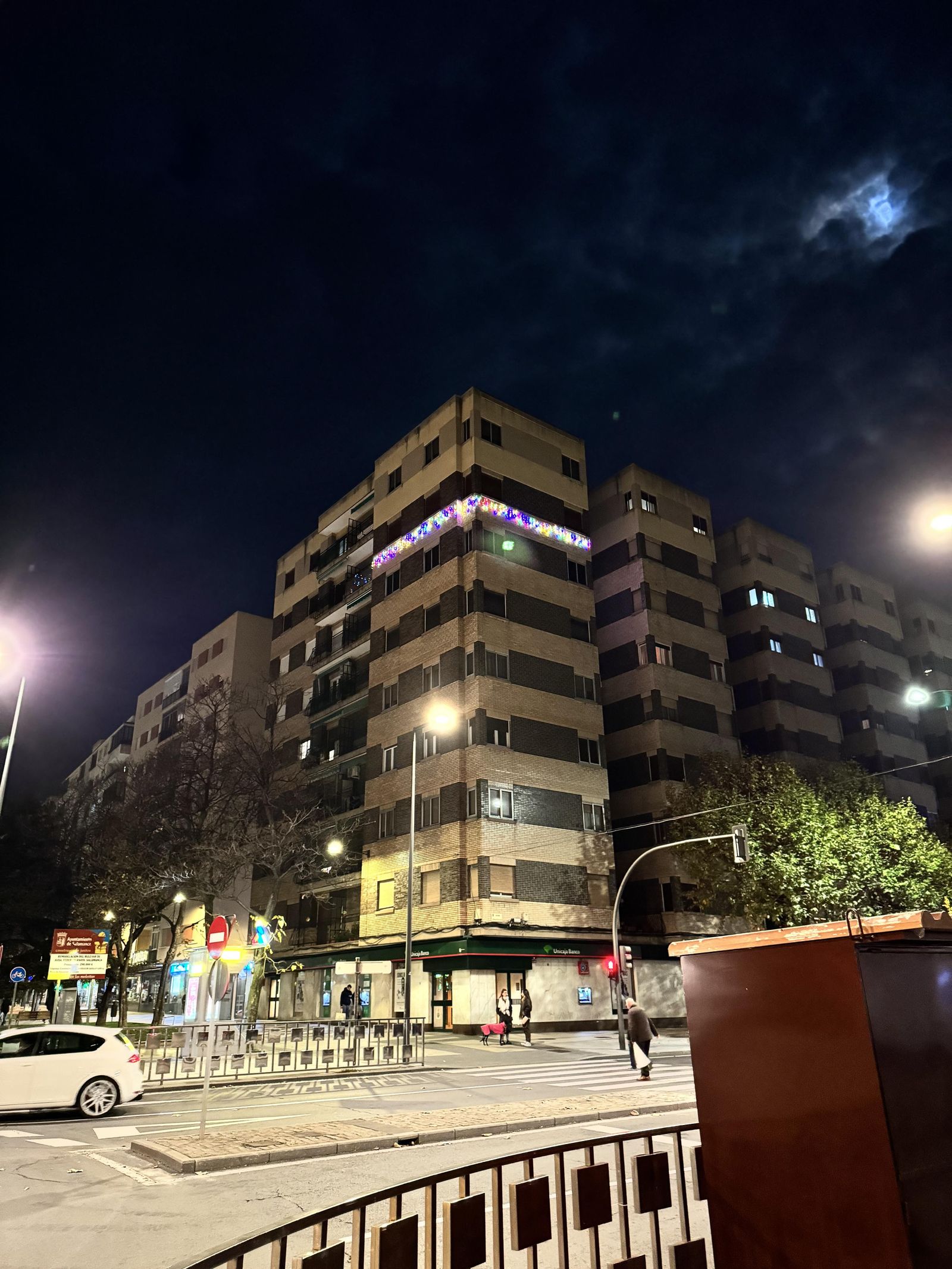 a-c-c-c-decoracion-navidena-en-un-edificio-de-la-avenida-alfonso-ix-de-leon-3