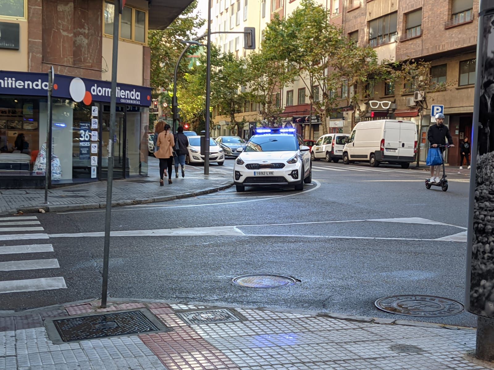 Un hombre en patinete circula por la avenida de las Tres Cruces en Zamora