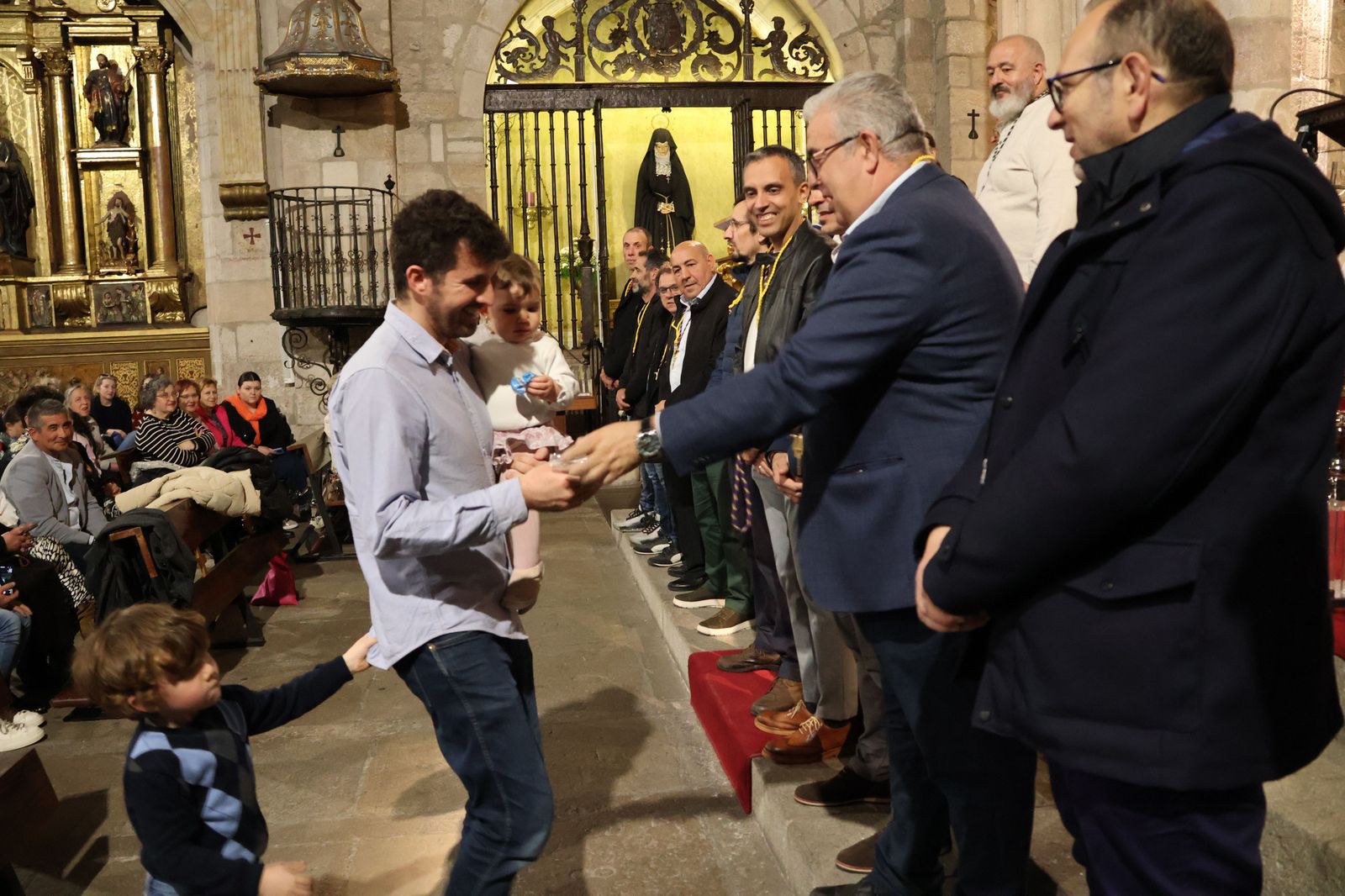 entrada-de-nuevos-hermanos-de-la-vera-cruz-44