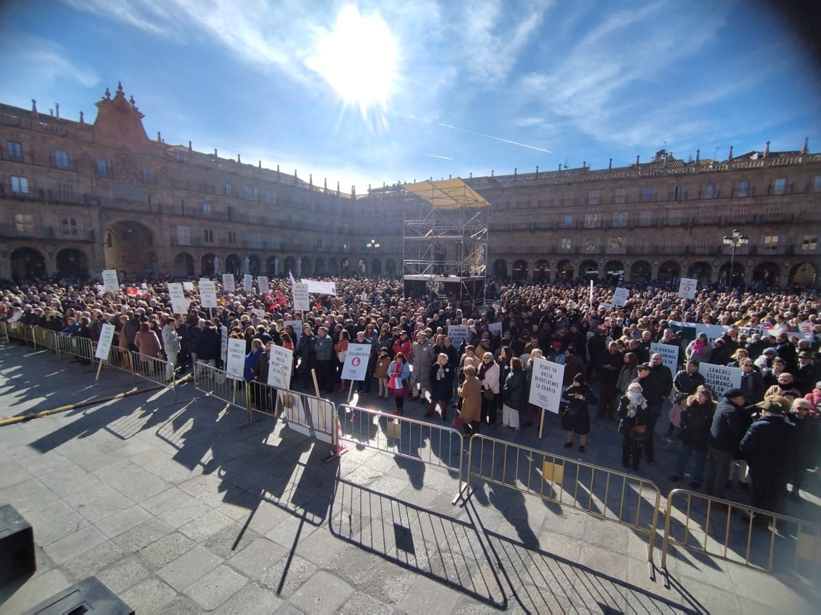 La Plaza Mayor aplaude el final del manifiesto por la mejora ferroviaria