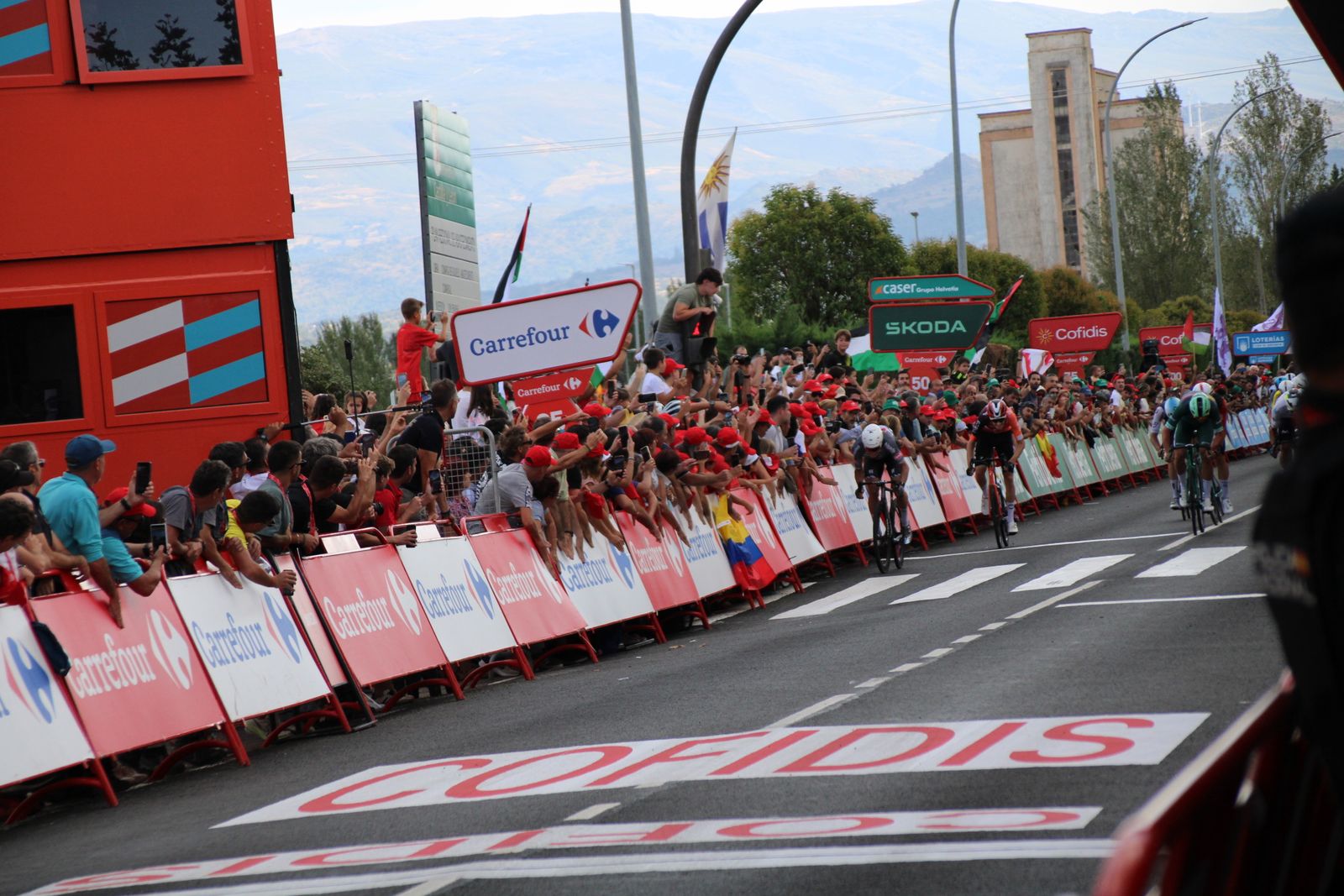 La Vuelta llega a Guijuelo y Philipsen se lleva el esprint