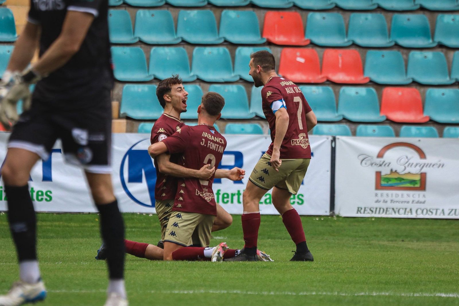 Los jugadores del Pontevedra celebran el 0 1 ante el Salamanca CF UDS | FOTO PONTEVEDRA CF
