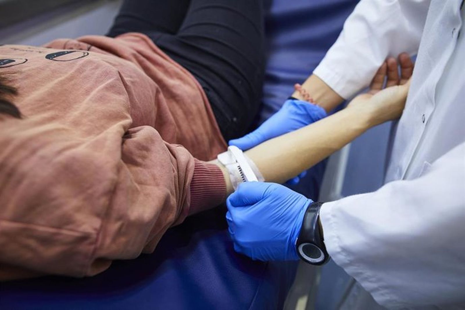 Una mujer donando sangre