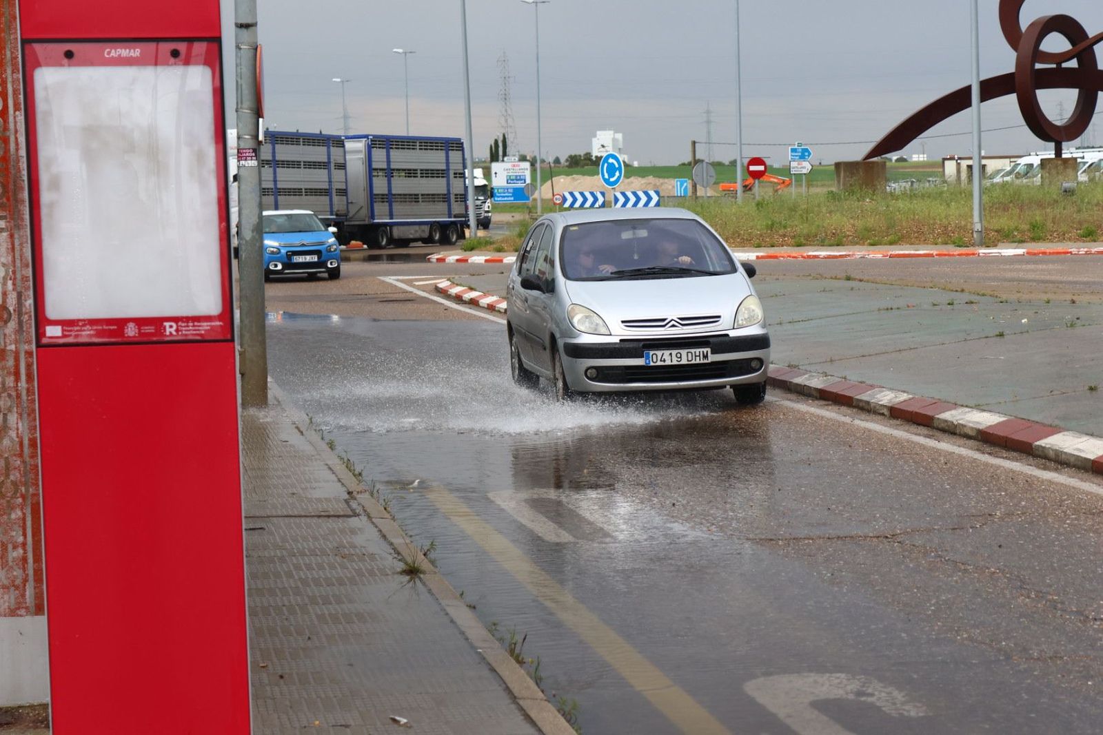 Grandes balsas de agua anegan parte del polígono de los Villares tras la tormenta