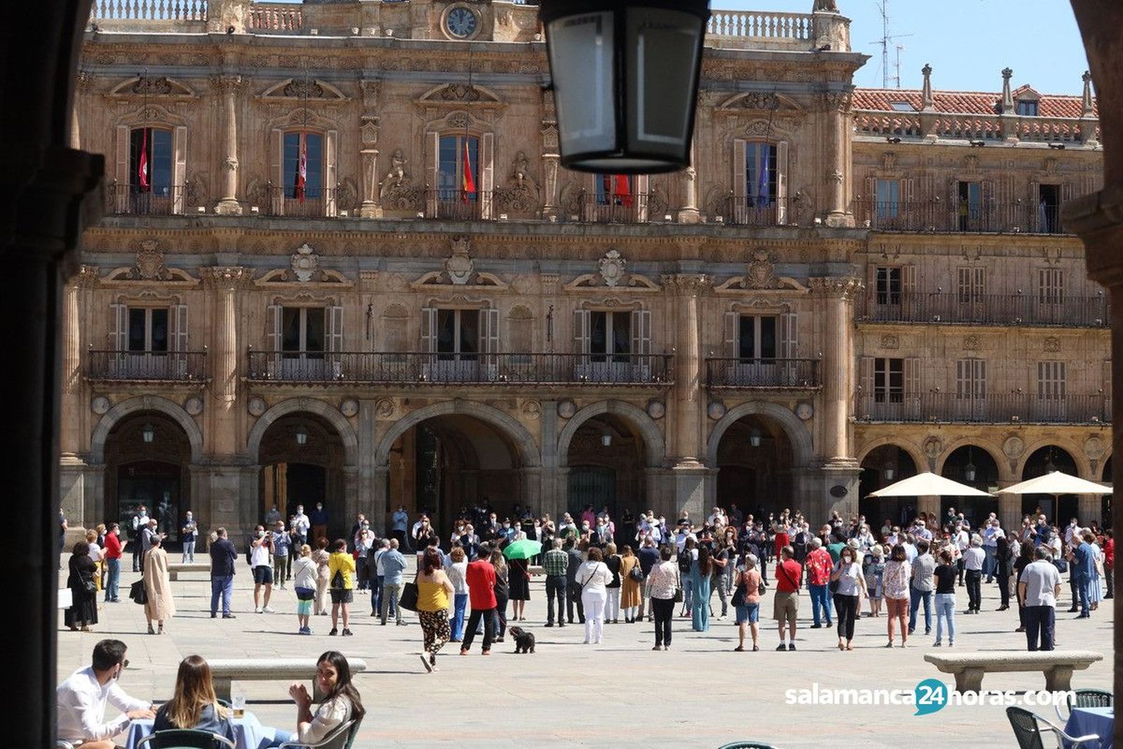 Minuto de silencio en la Plaza Mayor en memoria de las víctimas del Covid 19 (10)