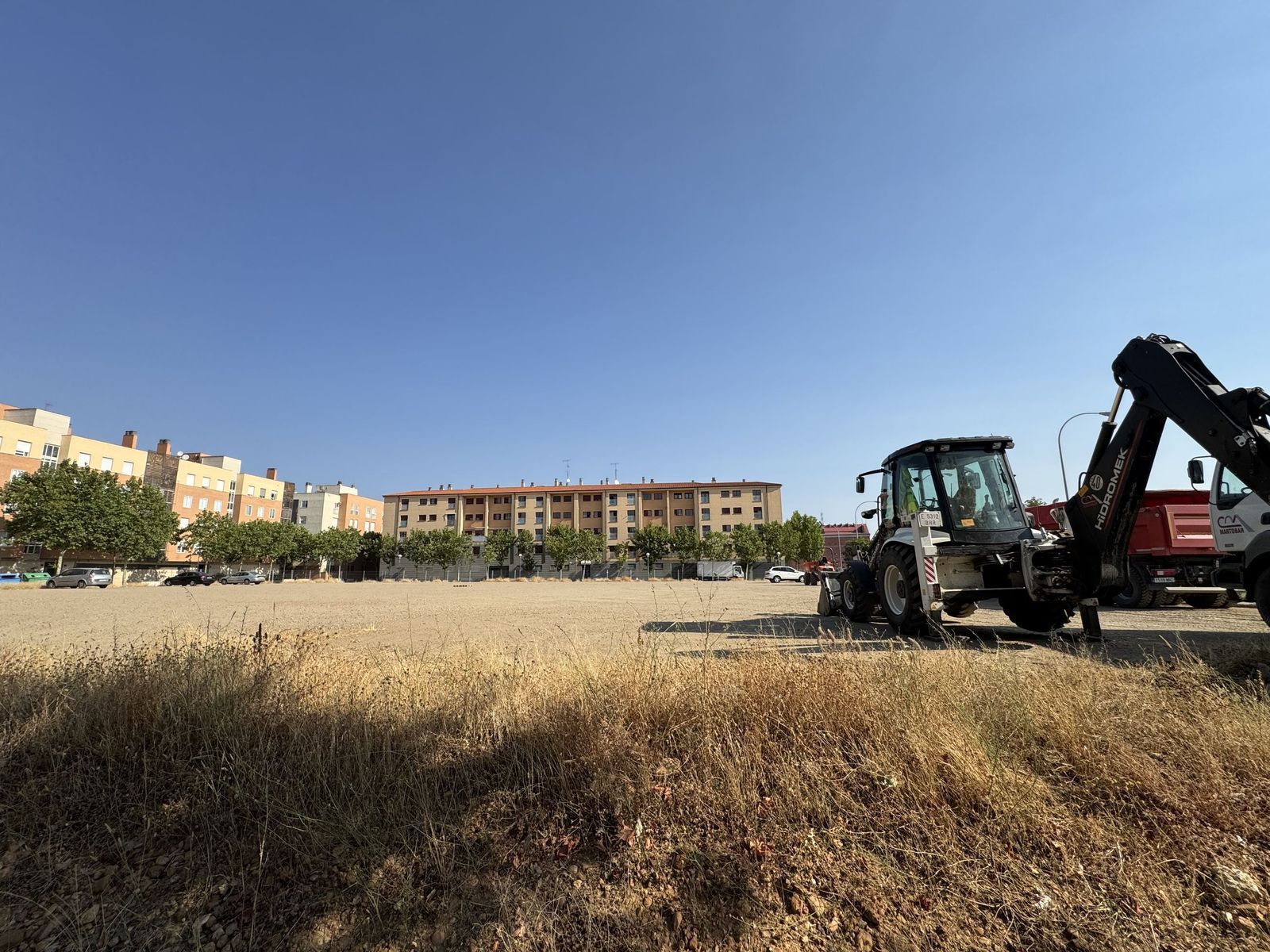 El alcalde de Salamanca, Carlos García Carbayo, visita las obras del nuevo aparcamiento gratuito en superficie del barrio El Zurguén. Foto de archivo El alcalde de Salamanca, Carlos García Carbayo, visita las obras del nuevo aparcamiento gratuito en superficie del barrio El Zurguén. Foto de archivo