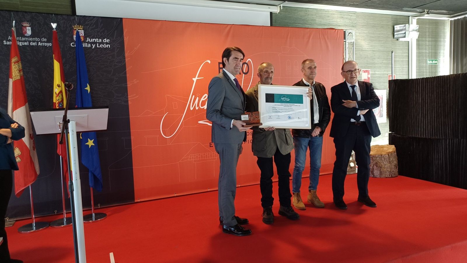 El alcalde Monleras, Ángel Delgado recoge el premio de su municipio a la "Gestión integral y puesta en valor de los residuos orgánicos en el municipio de Monleras” en 2022