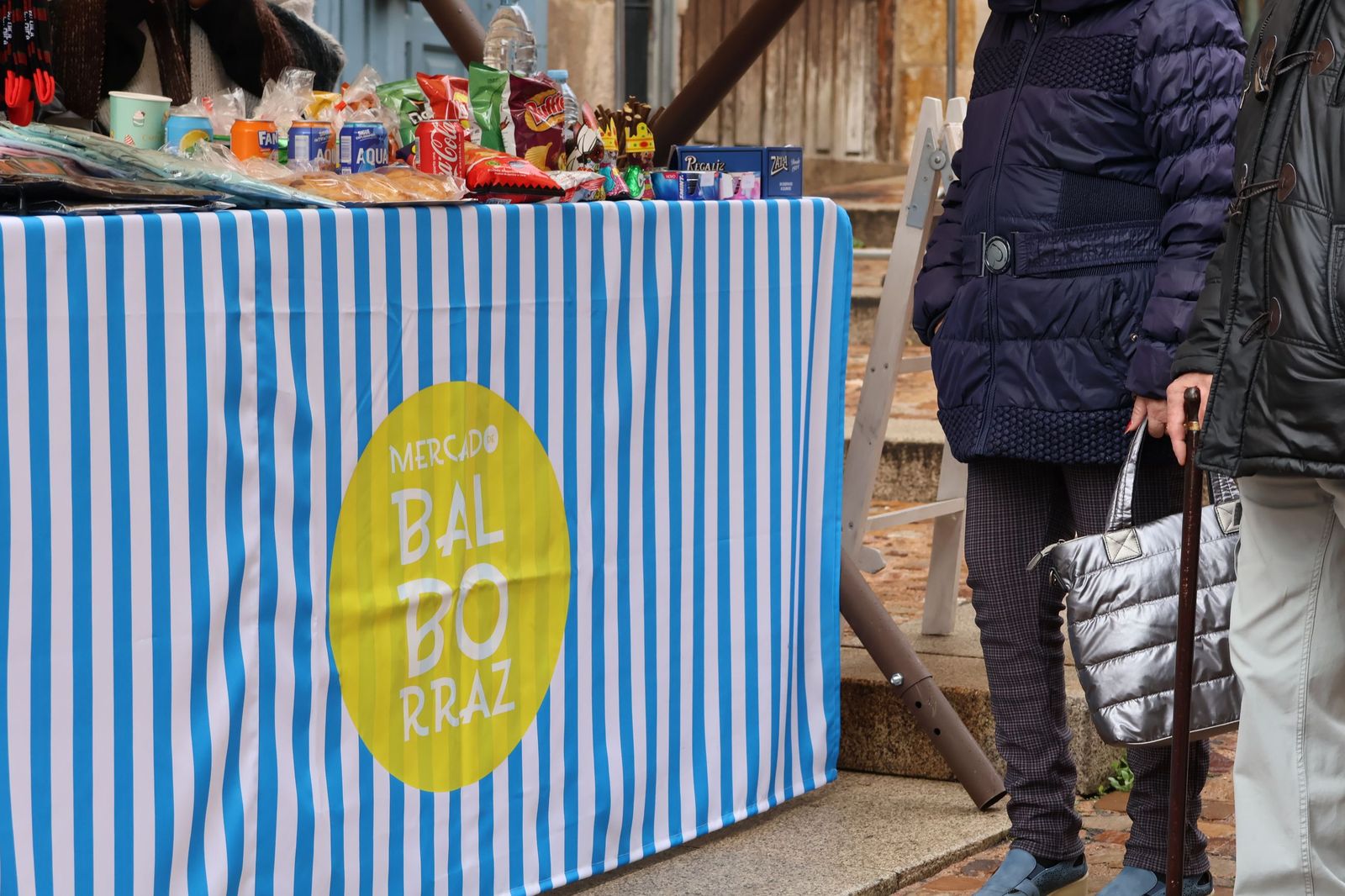 GALERÍA | El mercado de artesanos en la calle Balborraz como escaparate del producto local