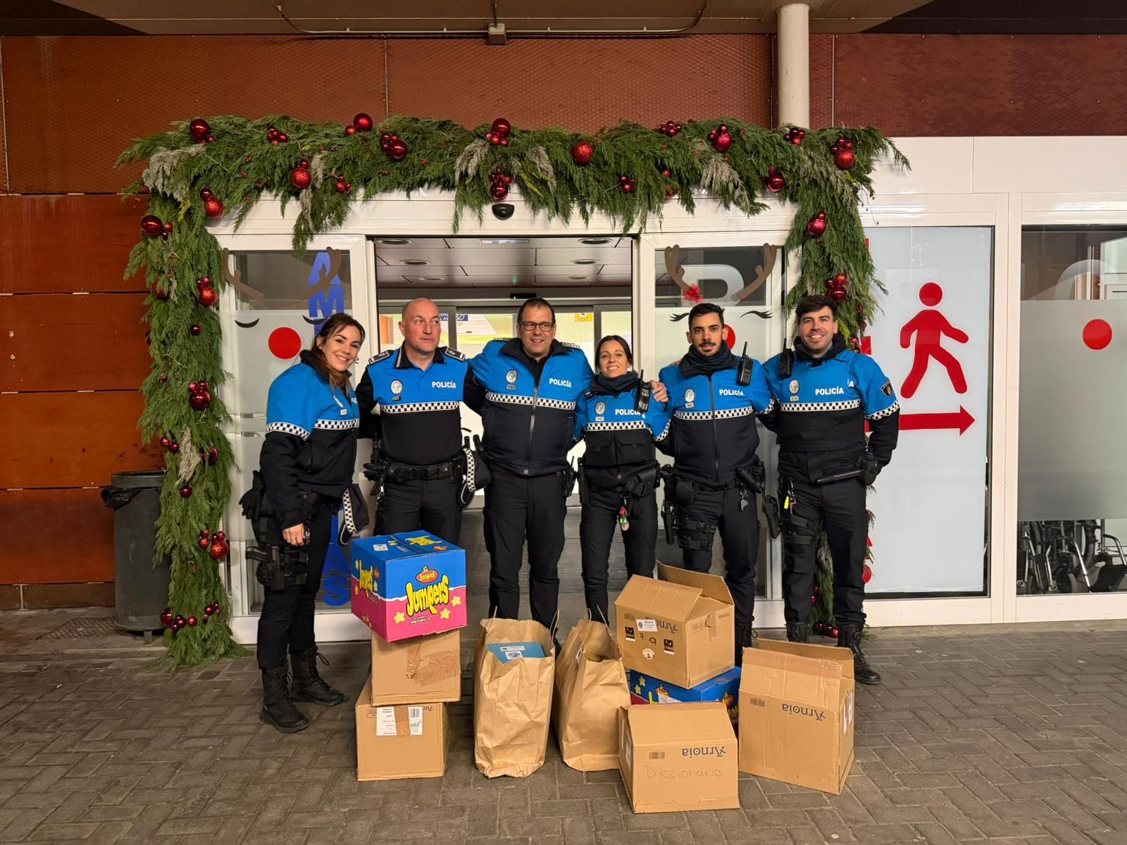 Imagen de varios agentes a las puertas del Hospital Virgen de la Concha