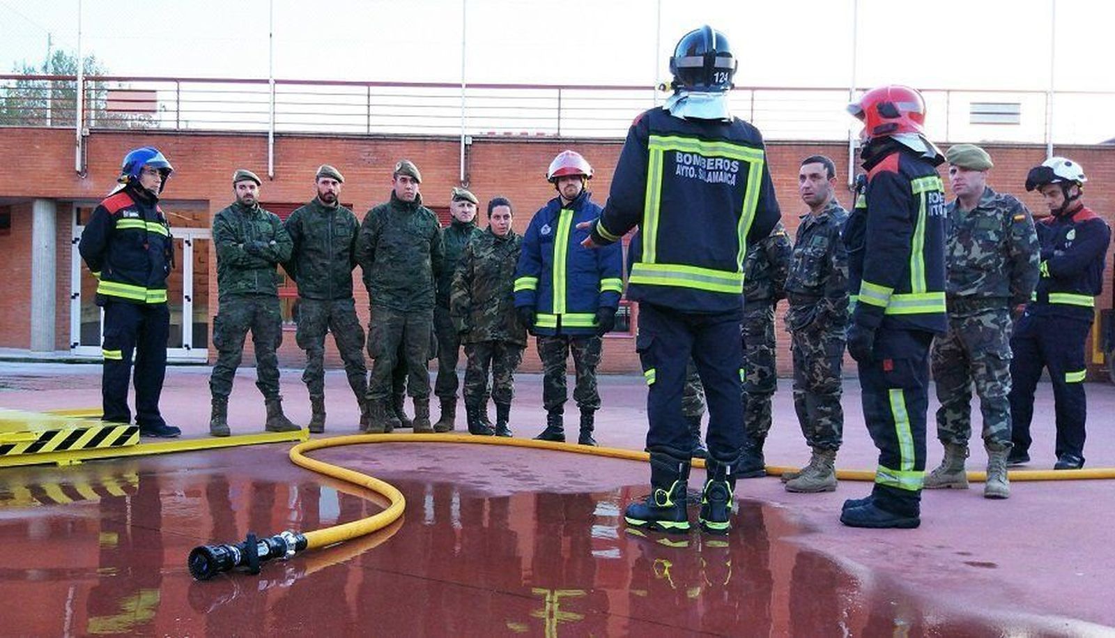 El Parque de Bomberos forma a un equipo del Regimiento de Ingenieros en prevención y extinción de incendios