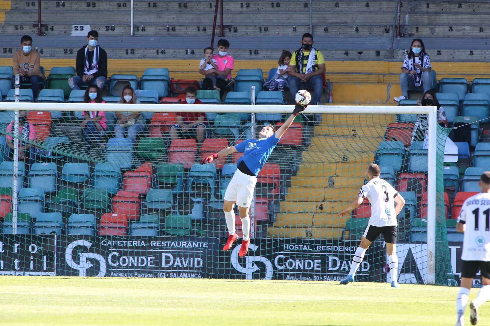 Javi Benítez atrapa un balón ante el Bergantiños / FOTO SALAMANCA24HORAS.COM Javi Benítez atrapa un balón ante el Bergantiños / FOTO SALAMANCA24HORAS.COM
