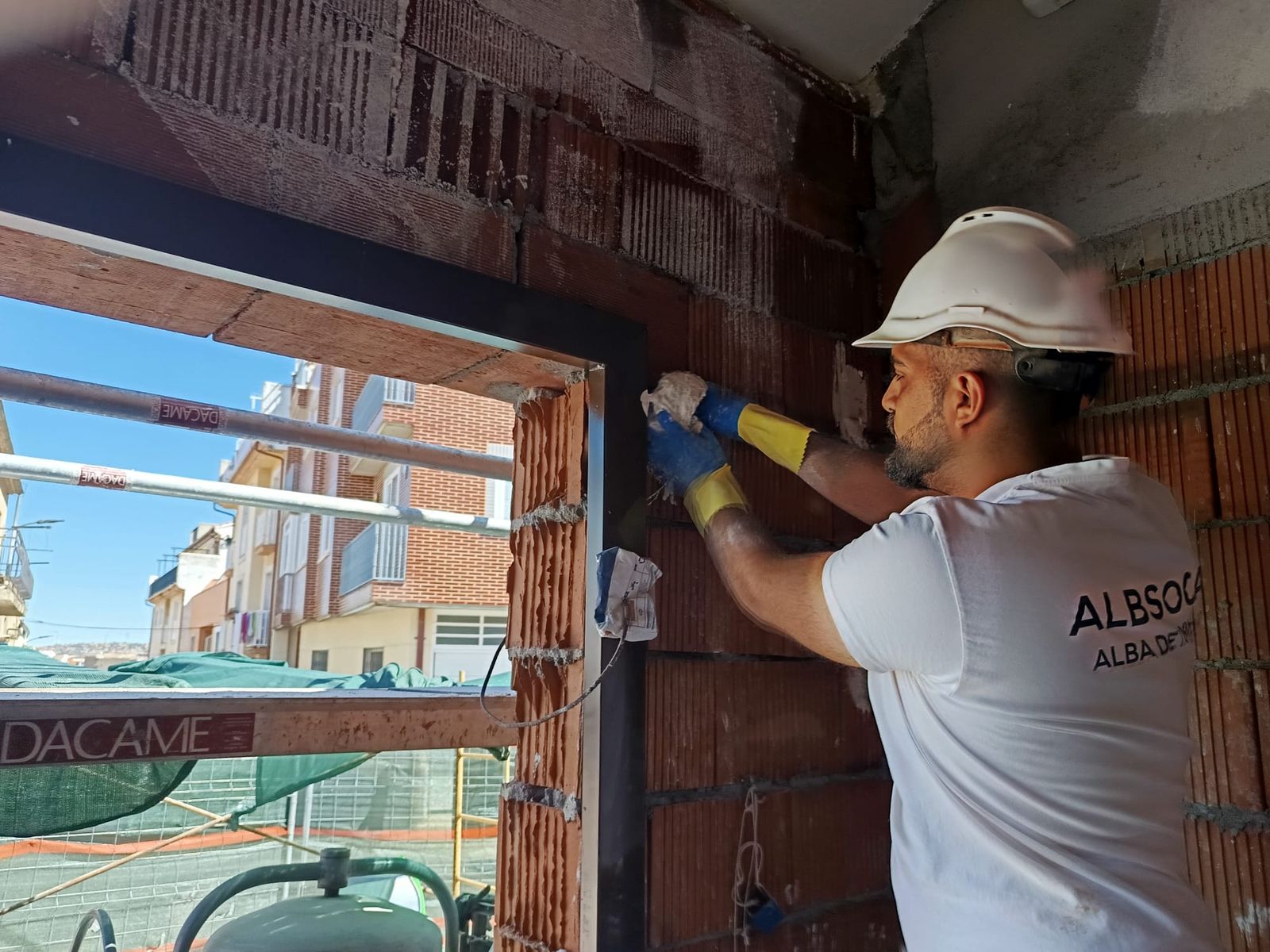 Sujección con mezcla de esparto en un premarco de una puerta del programa de Alba de Tormes