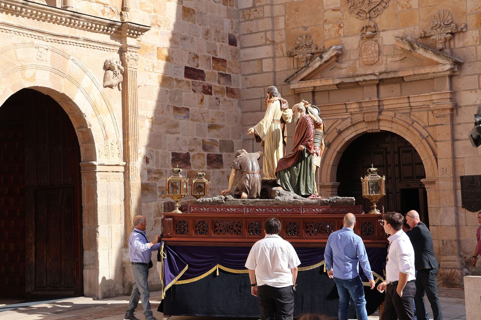 La Exaltación de la Cruz procesiona por las calles de Zamora rumbo a la carpa de San Bernabé