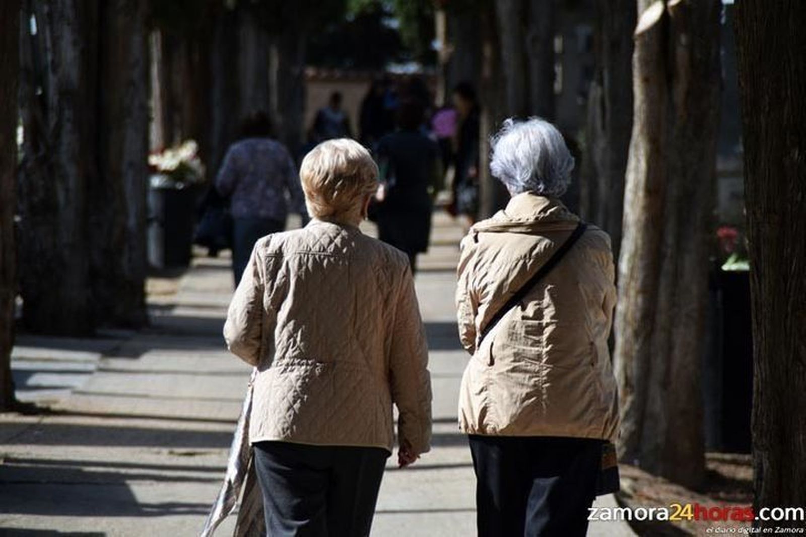 Dos mujeres ensionistas paseando.Archivo