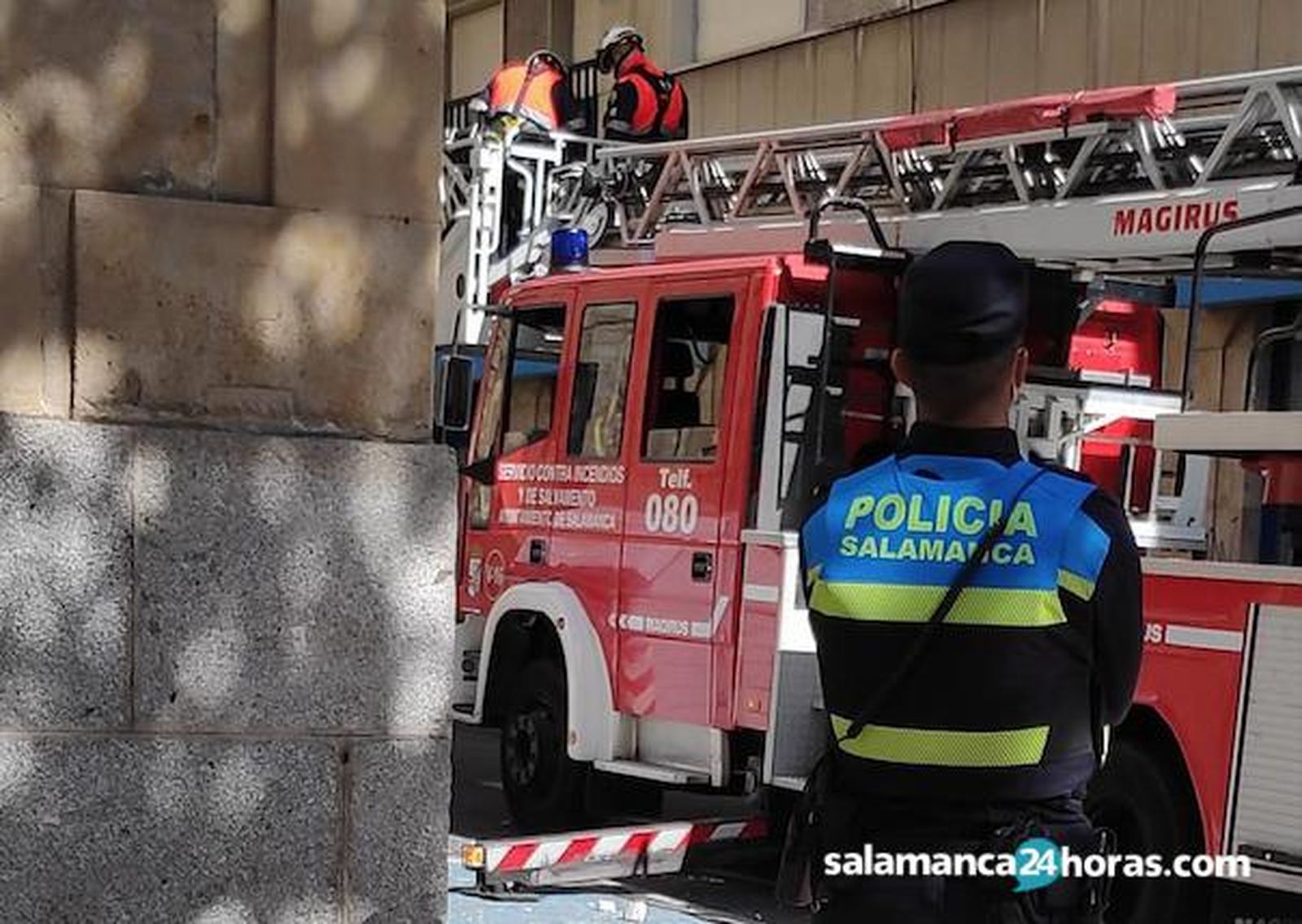 Bomberos y Policía Local. Foto de archivo.
