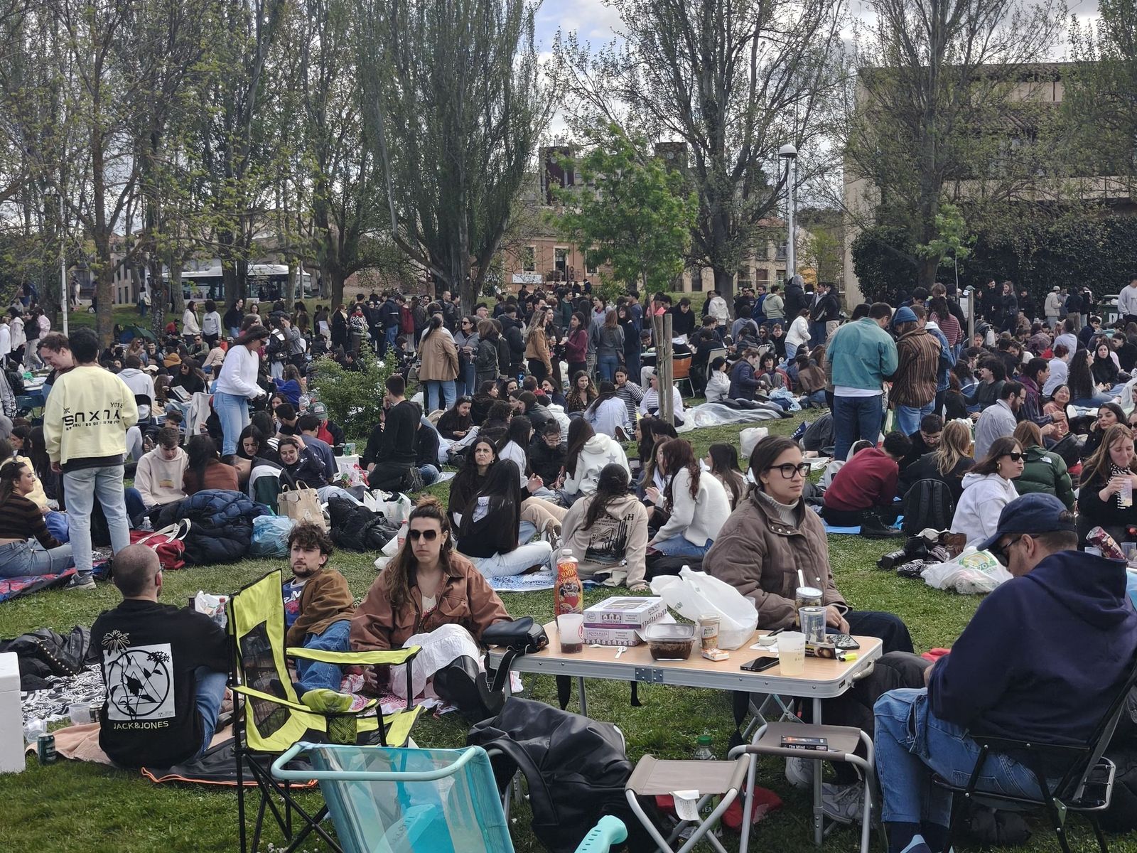 Un multitudinario Lunes de Aguas en Salamanca llena la ribera del Tormes