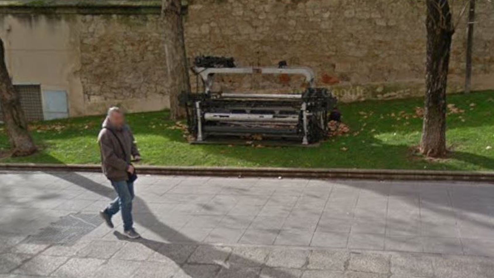 Telar ubicado en la avenida de Villamayor