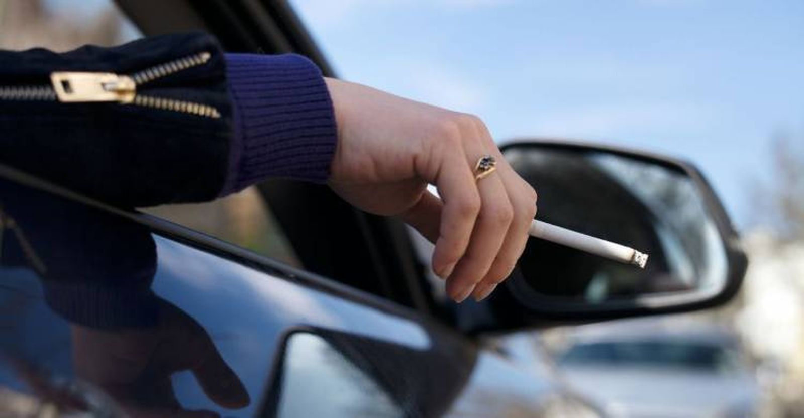 Fumar en el coche | Fotografía Diariomotor