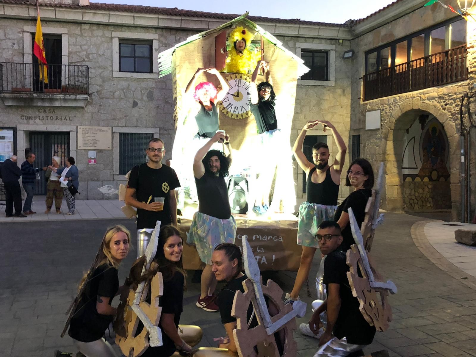 Desfile y concurso de carrozas en Pereña de la Ribera