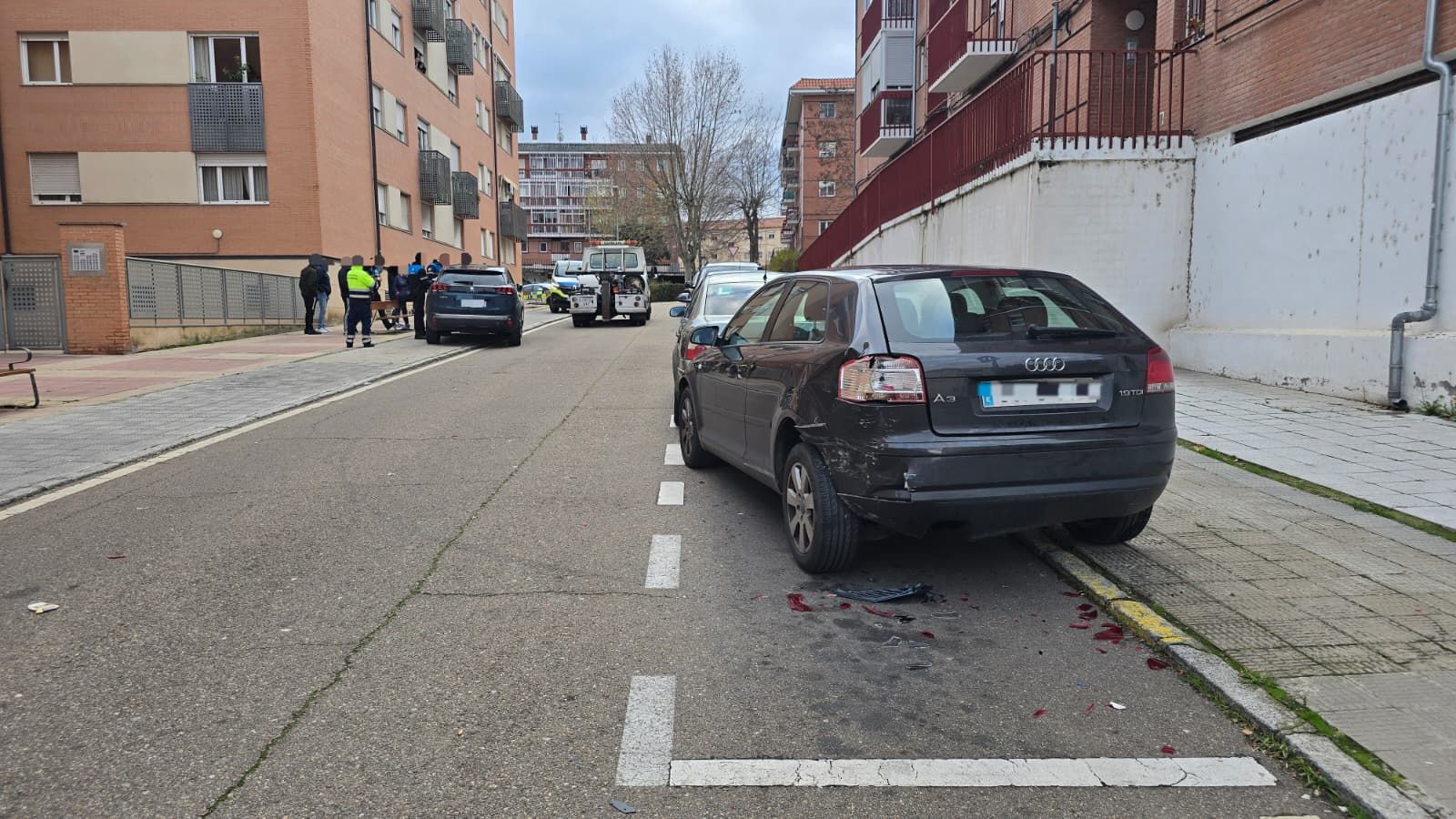 Un turismo choca contra un vehículo aparcado en el barrio del Tormes