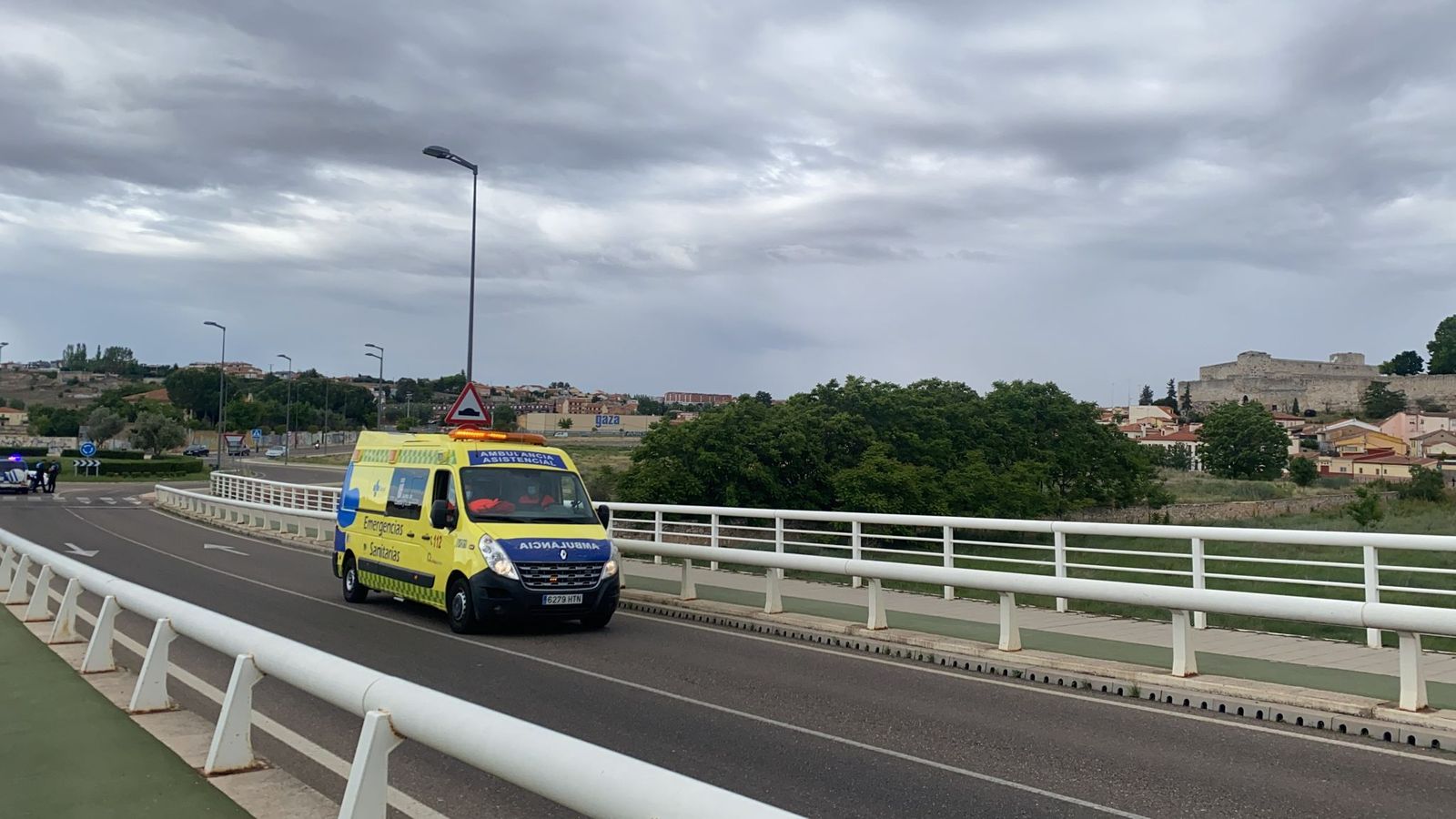 Ambulancia y Policía Municipal en el Puente de los Poetas. Archivo