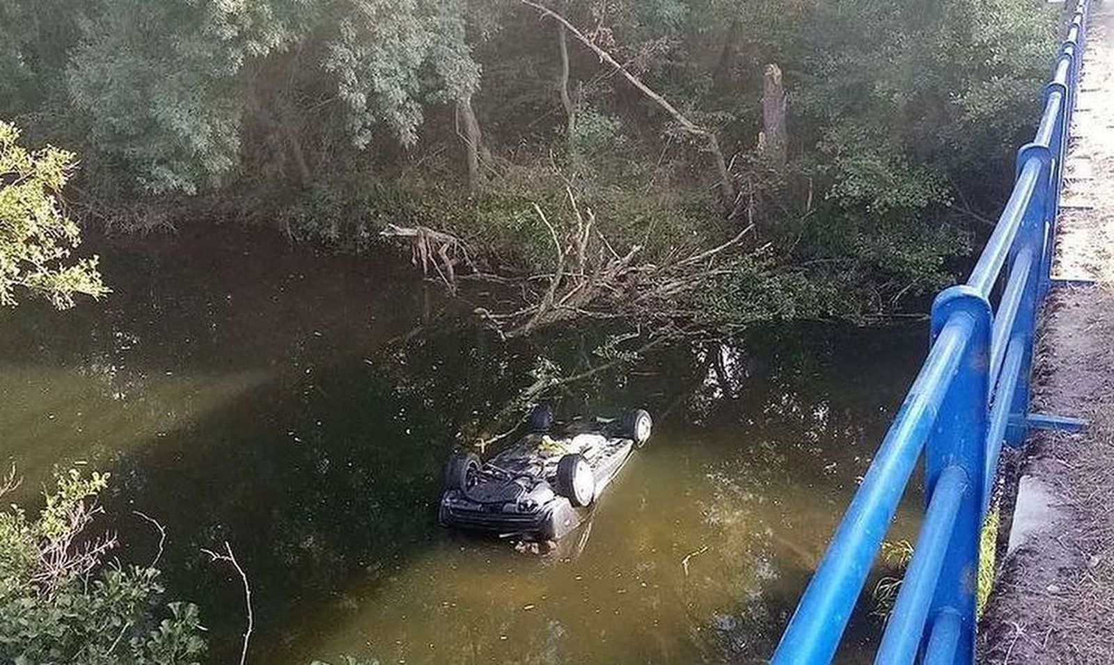 Coche en el río Nela. Fotos del Helicóptero Sanitario de Burgos