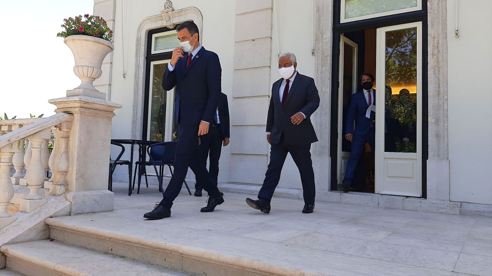 El presidente del Gobierno, Pedro Sánchez (i); y el primer ministro de Portugal, António Costa (d), se dirigen a ofrecer una rueda de prensa tras su encuentro en el Palacio de São Bento, en Lisboa