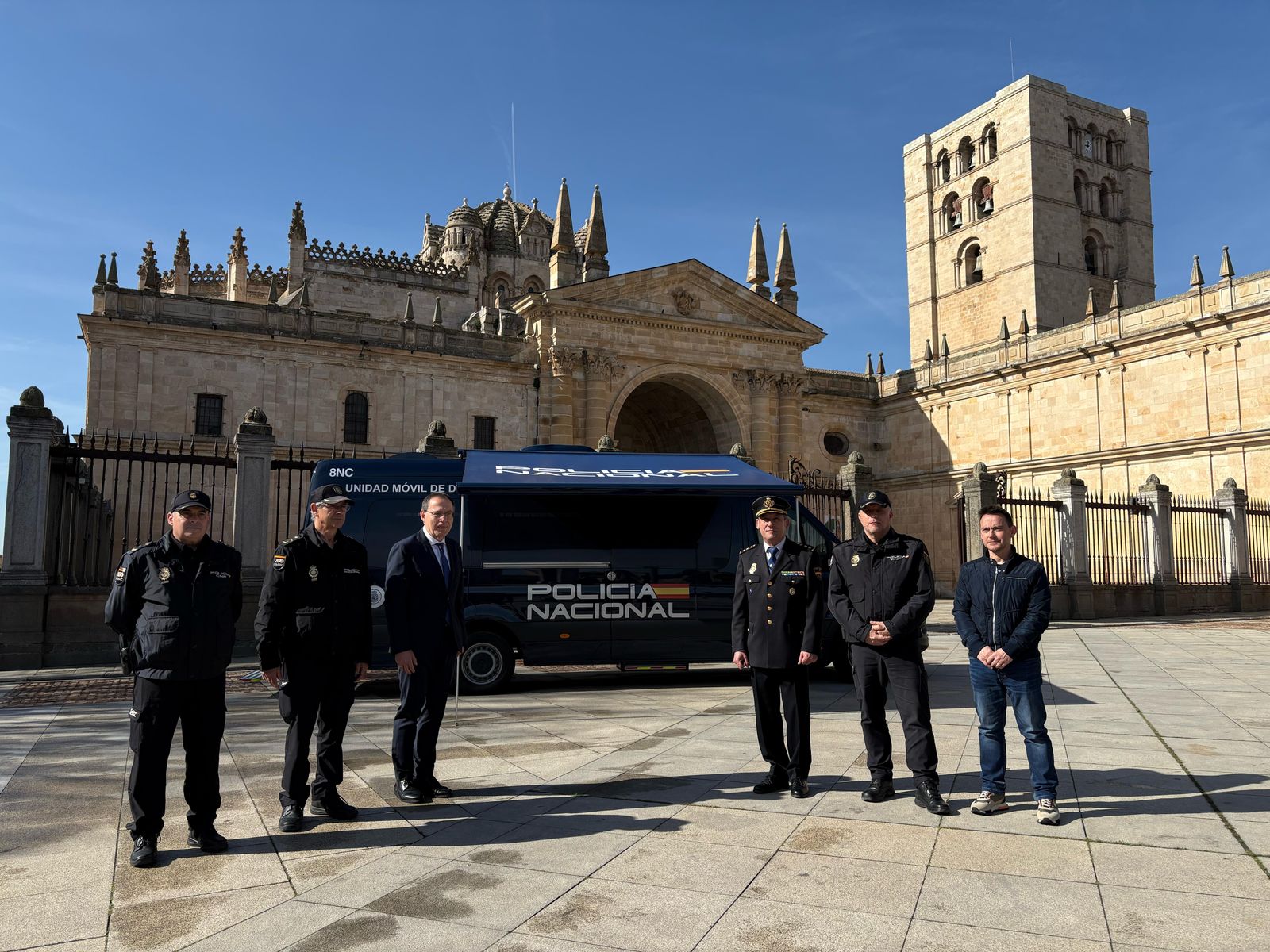 Zamora estrena el nuevo vehículo VIDOC DNI y pasaporte al instante