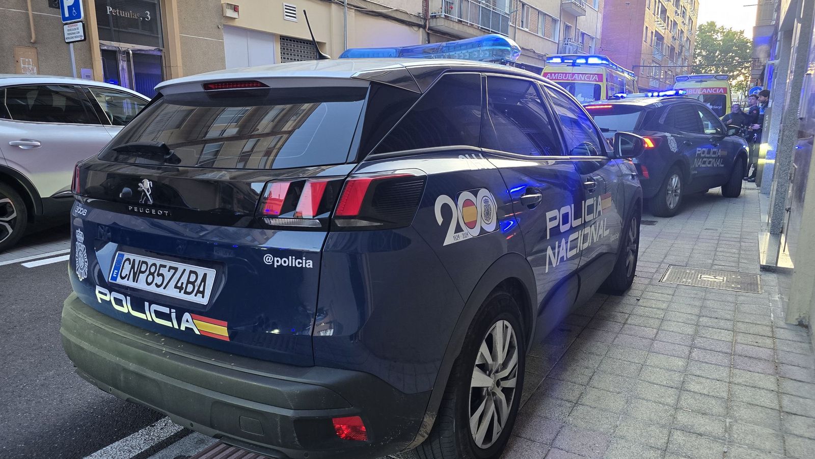 Policía y ambulancia en calle Petunias, Salamanca