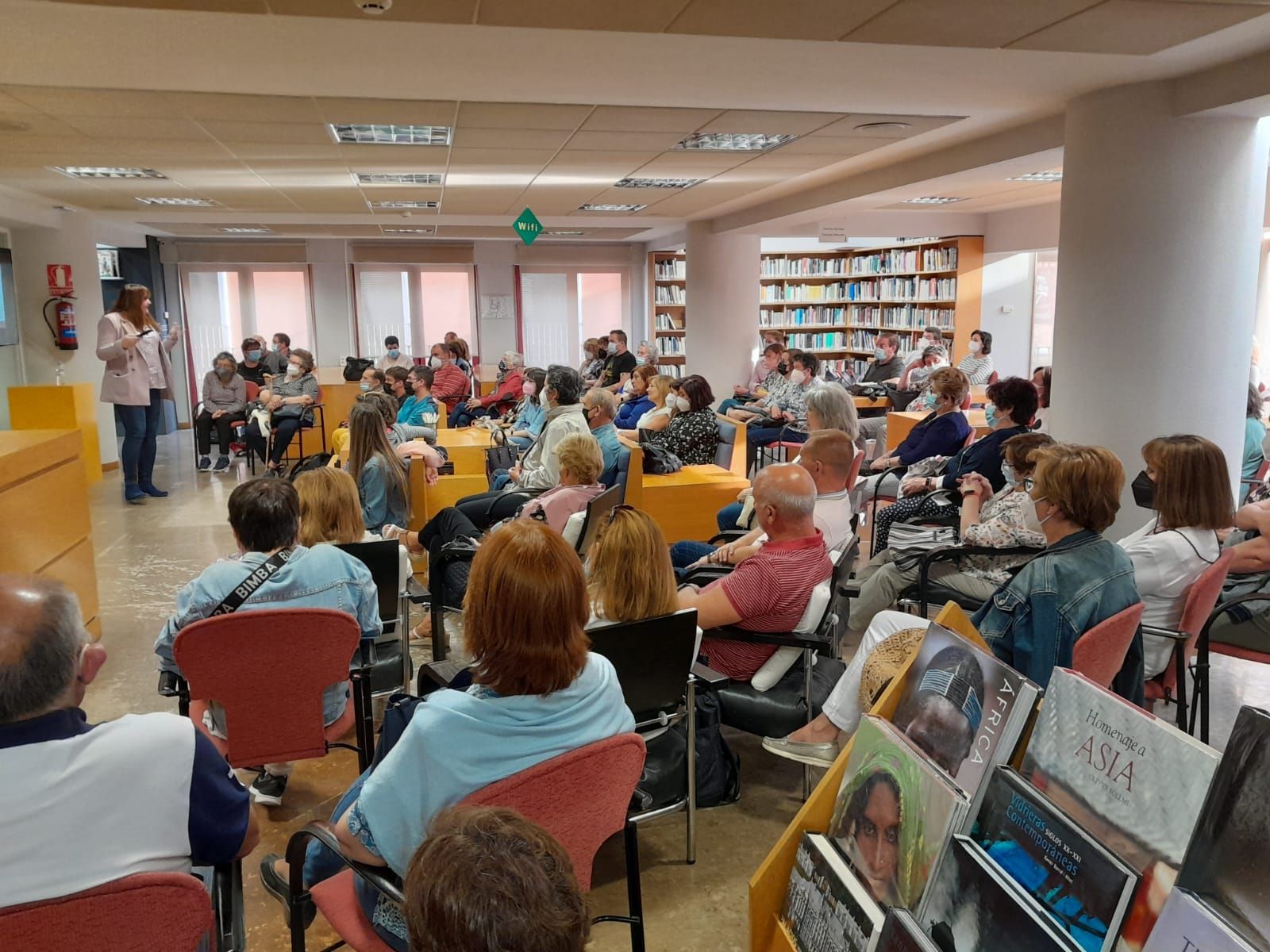 Un momento de la charla sobre autoestima en la biblioteca municipal de Peñaranda