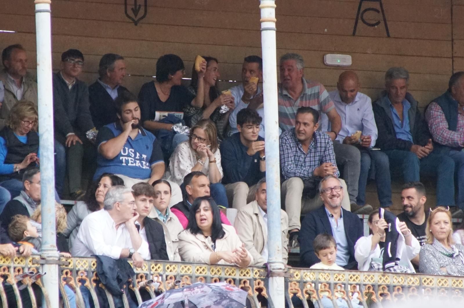 ambiente-en-el-patio-de-cuadrillas-de-la-glorieta-para-ver-a-sergio-galan-diego-ventura-y-guillermo-hermoso-de-mendoza-21-de-septiembre-de-2024-fotos-juanes-81